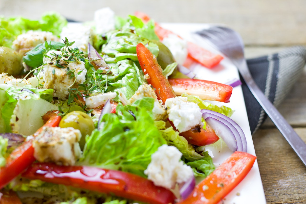 Rețete mediteraneene pentru o dietă echilibrată: salată grecească, couscous cu legume, humus cu pâine pita și altele